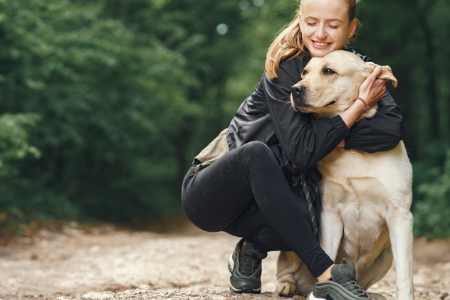 faire un gros câlin à son chien