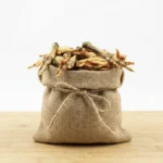 pattes de poulet pour chien dans un sac de jute