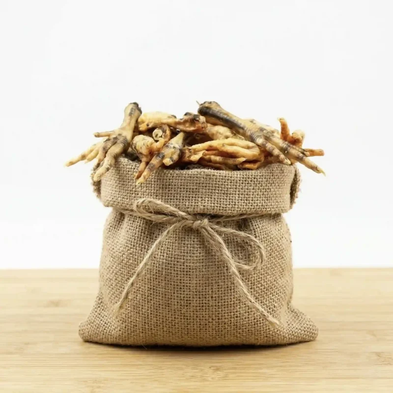 pattes de poulet pour chien dans un sac de jute