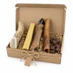 Box cadeau pour chien Capitaine Croq, taille grand chien, boîte kraft ouverte avec ruban et étiquette : bois de cerf entier, Croq'Fromage XL, patte de chevreuil, trachée de bœuf et cubes de récompense