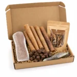 Box mastication chiot Capitaine Croq ouverte : bois de cerf tranché, trachées de bœuf, sachet de pattes de poulet, cubes de récompense et peau de saumon