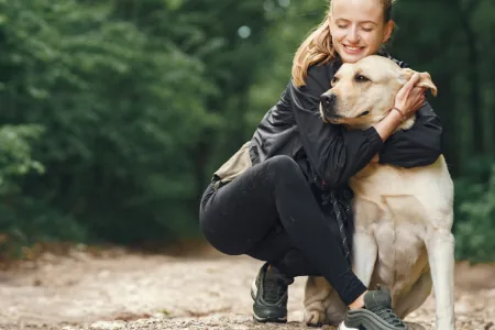 faire un gros câlin à son chien