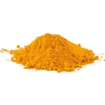 Tas de curcuma en poudre de couleur orange vif