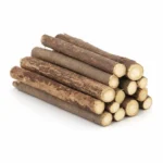 Bâtonnets de matatabi pour chat sur fond blanc